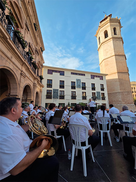 Castellón inicia los actos en honor a Sant Cristòfol con el concierto de la Banda Municipal en la Plaza Mayor