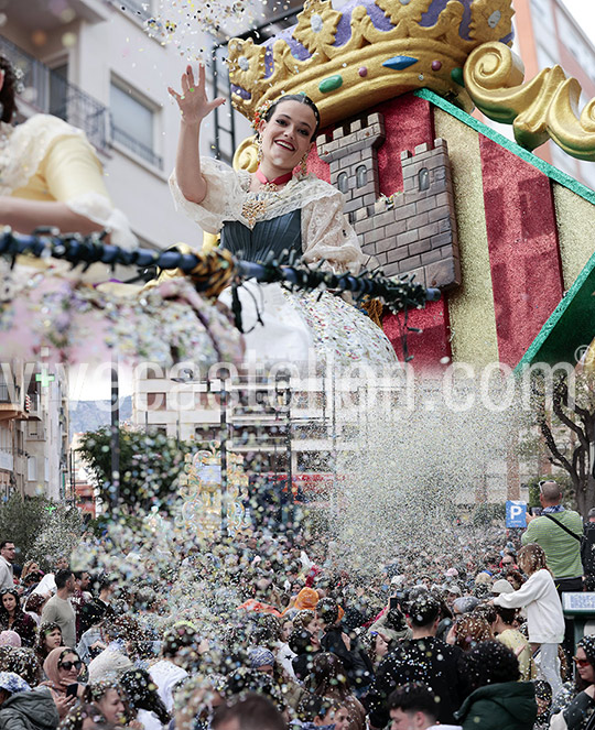 Castellón se llena de color y sonrisas con el Coso Multicolor, que lanza 5.500 kilos de confeti 