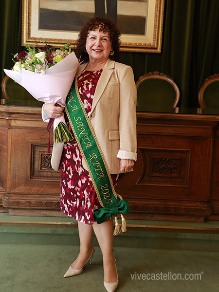 Begoña Carrasco impone la banda a María José Tur Fauvell como Reina de Santa Rita 2026 Begoña Carrasco impone la banda a María José Tur Fauvell como Reina de Santa Rita 2026