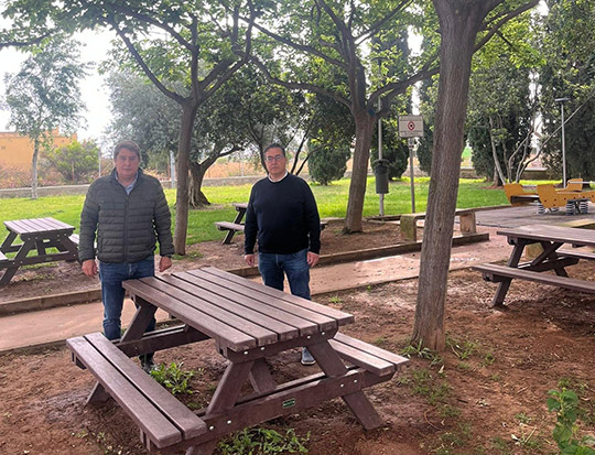 Castellón repone 5 mesas tipo pícnic de material reciclado en los grupos Roser y Roquetes 