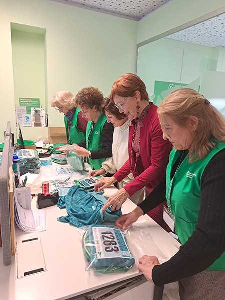 Ritmo acelerado en la Asociación Española Contra el Cancer para preparar los packs solidarios de la X Marcha del día 8 