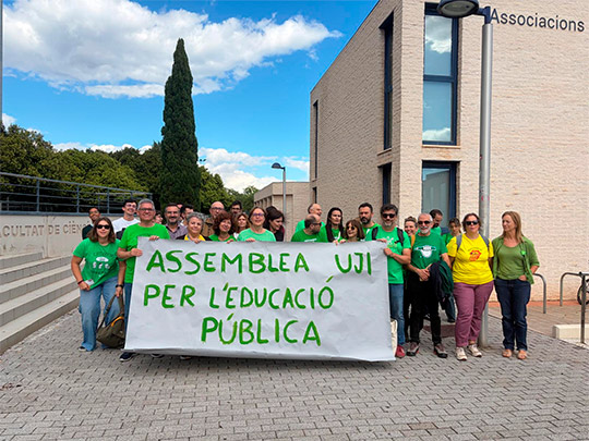 Primera acció pública del col•lectiu «Assemblea per l’Educació Pública de l’UJI» Primera acció pública del col•lectiu «Assemblea per l’Educació Pública de l’UJI»