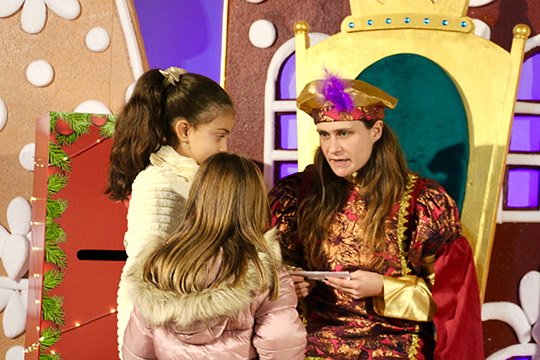 El Cartero Real en el Grao ha recibido las cartas de niñas y niños en el Edificio Moruno