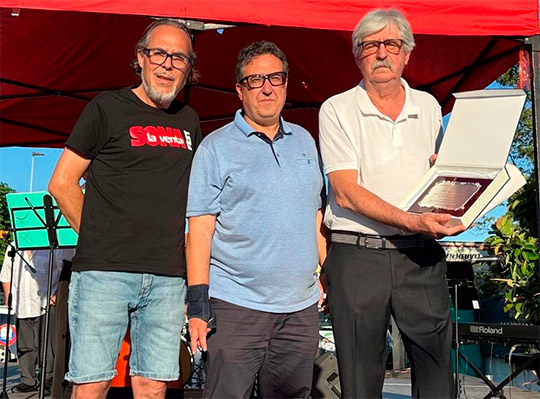 El Ayuntamiento reconoce a Els de la Fileta durante la programación de “A l’estiu tot lo món viu”