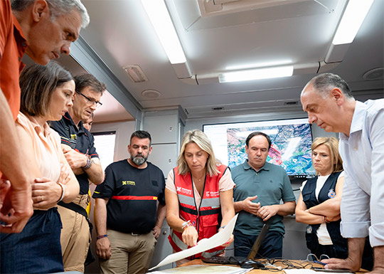 El Consorcio Provincial de Bomberos coordina un amplio dispositivo para mantener el perímetro del incendio forestal de Soneja