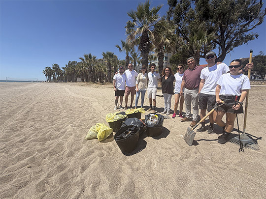Benicàssim refuerza su compromiso con la sostenibilidad con una jornada de limpieza en la playa junto a la Volta a la Comunitat Valenciana