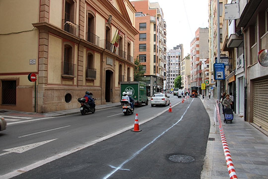 La calle Gobernador recupera los dos carriles entre Cardona Vives y Campoamor tras el avance de las obras de asfaltado de la segunda fase del TRAM 