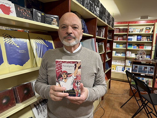 Víctor Andresco presenta ´Soviépica´, un viaje literario a las entrañas y los restos del naufragio soviético Víctor Andresco presenta ´Soviépica´, un viaje literario a las entrañas y los restos del naufragio soviético