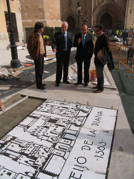 Mulet visita los trabajos de colocación del plano de Viciana de Castellón Mulet visita los trabajos de colocación del plano de Viciana de Castellón