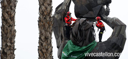 Magdalena 2016 : Imposición del mocador verde a la escultura de Tombatossals