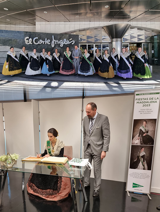 Las Reinas de las fiestas de la Magdalena visitan El Corte Inglés