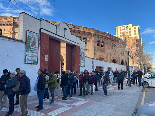 Gran expectación y largas colas en el primer día de venta de entradas para la Magdalena de Castellón