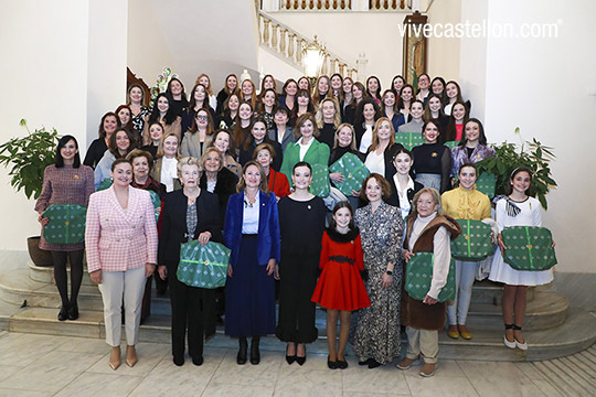 Castellón entrega el tradicional rollo a sus reinas en un emotivo homenaje a la historia viva de las fiestas de la ciudad Castellón entrega el tradicional rollo a sus reinas en un emotivo homenaje a la historia viva de las fiestas de la ciudad