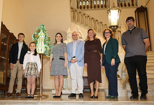 La gaiata ganadora del “XI Concurs de gaiates de mà” luce ya en el hall del Ayuntamiento de Castellón 
