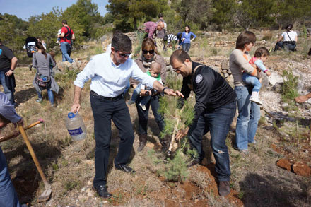 Unas 150 personas participan en la campaña “Nace un niñ@, nace un árbol” en el paraje de la Magdalena Unas 150 personas participan en la campaña “Nace un niñ@, nace un árbol” en el paraje de la Magdalena