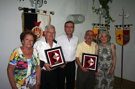 el Maestre de la Milicia, Eugenio Díaz, homenajeó a los dos fundadores de la misma que siguen en activo, Vicente Esteve (izquierda) e Ignacio Piqueras (derecha), e impuso la insignia de plata a sus esposas, Carmen Cano y Fina Salazar, respectivamente. el Maestre de la Milicia, Eugenio Díaz, homenajeó a los dos fundadores de la misma que siguen en activo, Vicente Esteve (izquierda) e Ignacio Piqueras (derecha), e impuso la insignia de plata a sus esposas, Carmen Cano y Fina Salazar, respectivamente.
