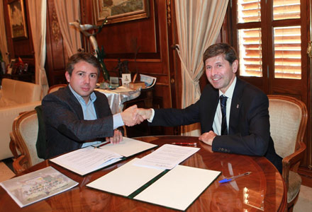 El Ayuntamiento de Castellón y Bricomart firman un convenio de 21.600 euros para fomentar las Escuelas y Juegos Deportivos Municipales y las actividades escolares de atletismo y juegos tradicionales El Ayuntamiento de Castellón y Bricomart firman un convenio de 21.600 euros para fomentar las Escuelas y Juegos Deportivos Municipales y las actividades escolares de atletismo y juegos tradicionales