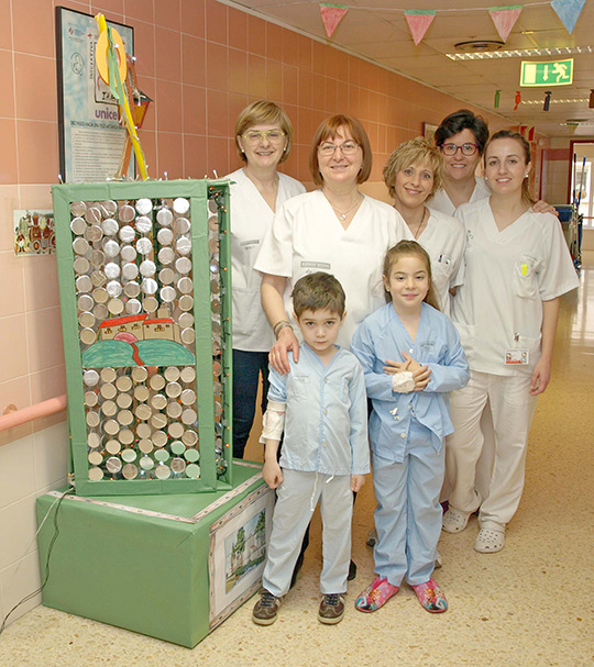 La planta de Pediatría del General planta su gaiata para las fiestas de la Magdalena