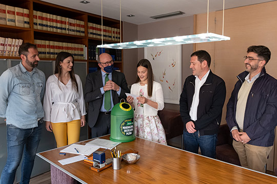 La gaiata número 7  "Cor de la Ciutat" y la colla Serrutxadors, ganadoras de la campaña de reciclaje de vidrio de Magdalena