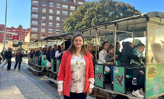 Castellonenses y visitantes ya pueden disfrutar del tren turístico gratuito que recorre las 19 Gaiatas de la ciudad
