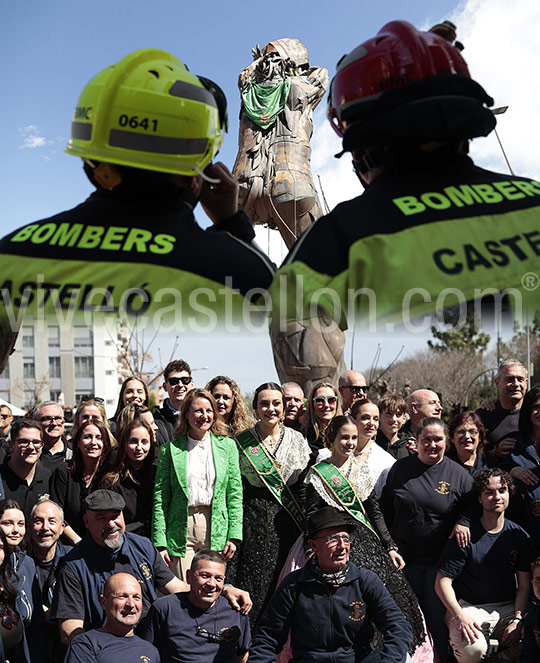 Acto de imposición del pañuelo al gigante Tombatossals Acto de imposición del pañuelo al gigante Tombatossals