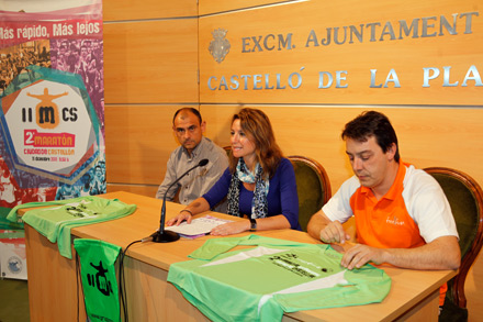 La concejala de Deportes presenta la camiseta oficial del II Maratón Internacional “Ciudad de Castellón” La concejala de Deportes presenta la camiseta oficial del II Maratón Internacional “Ciudad de Castellón”