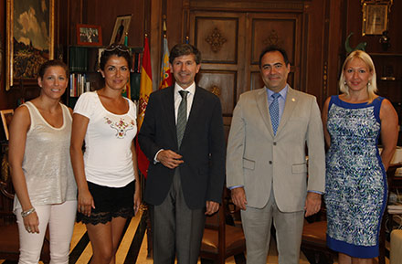Visita al alcalde dos embajadores participantes en el proyecto Món Castelló Visita al alcalde dos embajadores participantes en el proyecto Món Castelló
