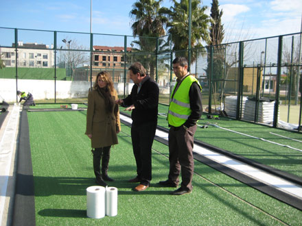 renueva las dos pistas de pádel del Polideportivo Sindical con césped de última generación renueva las dos pistas de pádel del Polideportivo Sindical con césped de última generación