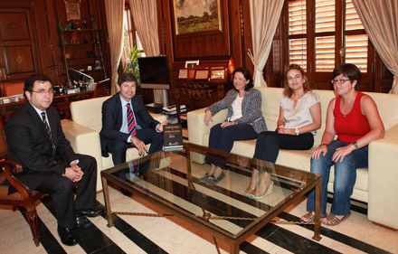 Presentación al alcalde del libro Territorio y población