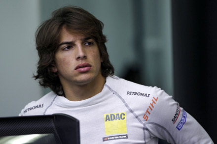 Roberto Merhi se ve obligado a retirarse tras sufrir un incidente en la primera curva