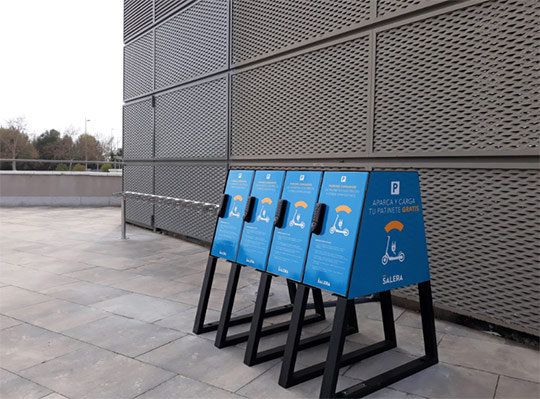 El Centro Comercial Salera instala aparcamientos para patinetes eléctricos 