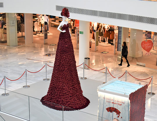 El C.C Salera rinde homenaje a todas las madres con el diseño de un vestido floral de más de 3 metros de altura