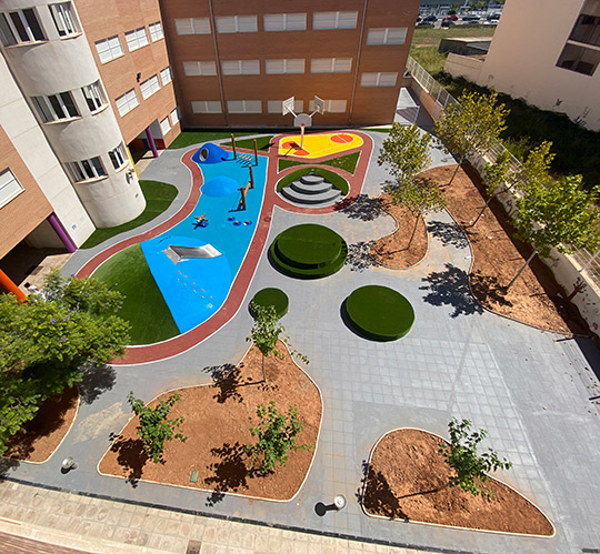 Colegio San Cristóbal transforma su patio escolar en un pequeño mundo de exploración sensorial Colegio San Cristóbal transforma su patio escolar en un pequeño mundo de exploración sensorial
