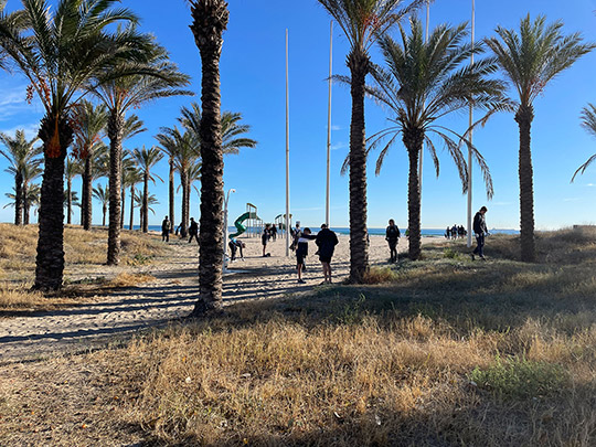 Estudiantes del Colegio San Cristóbal se unen en la lucha por el medio ambiente con la limpieza en la Playa del Planetario de Castellón