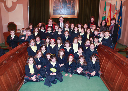 50 alumnos de 2º de Primaria del colegio San Cristóbal visitan el ayuntamiento 50 alumnos de 2º de Primaria del colegio San Cristóbal