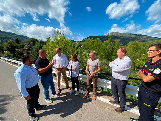 El Ayuntamiento de Cirat comparte con Medio Ambiente la urgencia de limpiar el cauce del río Mijares invadido por cañares El Ayuntamiento de Cirat comparte con Medio Ambiente la urgencia de limpiar el cauce del río Mijares invadido por cañares