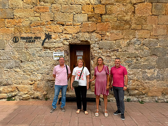 a delegada del Consell en Castellón destaca en Cirat la apuesta de la Generalitat por el turismo itinerante y la mejora de servicios para visitantes