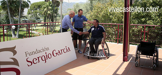 La Fundación Sergio García dona una silla de ruedas deportiva a Pedro Gil Albalat La Fundación Sergio García dona una silla de ruedas deportiva a Pedro Gil Albalat