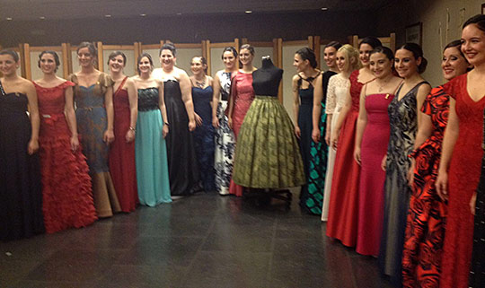 Las madrinas de las gaiatas regalan a la reina de las fiestas de la Magdalena de Castellón una falda de Filigranes Las madrinas de las gaiatas regalan a la reina de las fiestas de la Magdalena de Castellón una falda de Filigranes