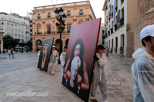 Fundació Caixa Castelló inicia sus VIII Jornadas Performance con una acción sorpresa por el centro de Castelló en homenaje al artista de Vinaròs Carles Santos