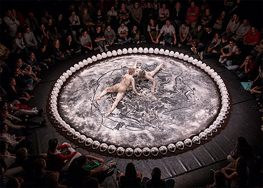 Rito, propuesta escénica que integra danza contemporánea y arte visual 