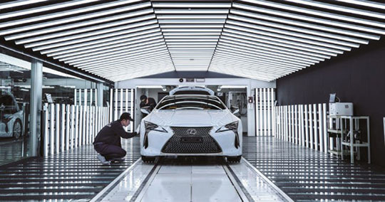 Maestros artesanos y tecnología punta se unen en la planta de Lexus en Motomachi Maestros artesanos y tecnología punta se unen en la planta de Lexus en Motomachi