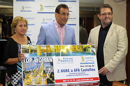 Marina d’Or – Ciudad de Vacaciones entrega los 2.608 € de la gala Top Woman a la delegación de Oropesa de AFA Castellón