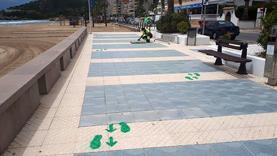 El Ayuntamiento de Oropesa señaliza el suelo de las calles más transitadas para mantener la distancia de seguridad 