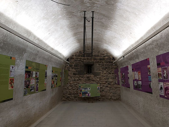 Oropesa del Mar da voz a las mujeres que vivieron la Transición con una exposición en la Torre del Rey