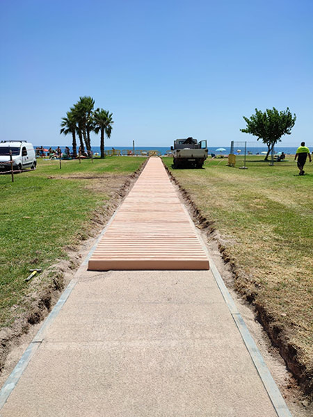 El Ayuntamiento de Oropesa coloca pasarelas en Amplàries para facilitar el acceso a la playa