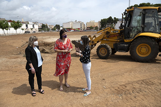 Patricia Puerta y María Jiménez visitan la parcela de siete mil metros cuadrados en la que se construirán la Residencia y el Centro de Día para personas mayores y personas con discapacidad de Oropesa