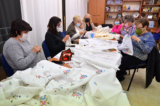 La asociación de Amas de Casa de Oropesa del Mar celebra una maratón de labores en la Semana de la Mujer