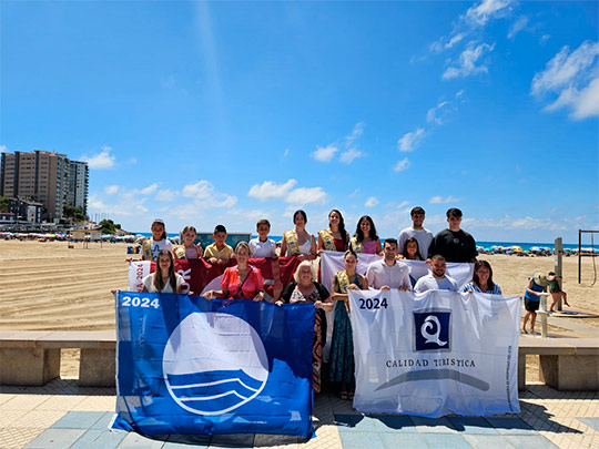 Oropesa del Mar iza sus banderas azules para dar comienzo a la temporada Oropesa del Mar iza sus banderas azules para dar comienzo a la temporada