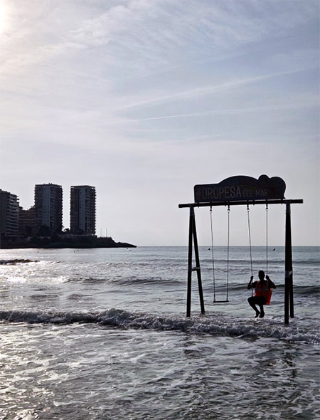Oropesa del Mar instala de nuevo su icónico columpio acuático en la Playa de La Concha, uno de los grandes reclamos turísticos del verano